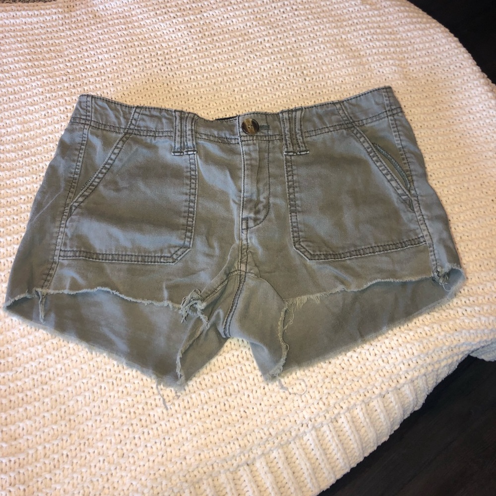 AE army green shorts⭐️